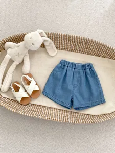 Detailansicht der blauen Denim-Shorts für Kleinkinder mit praktischem Gummizug