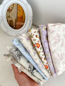 Détail du tissu à fleurs doux et respirant pour pantalon d'été décontracté fille