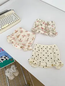 Détail de trois culottes bouffantes à volants avec motifs lapin et pois en coton doux