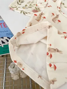 Détail d'une tenue d'été pour bébé fille avec coutures fines et motif lapin
