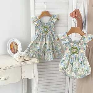 Ensemble barboteuse et robe fleurie pour bébé fille avec volants et nœuds style champêtre