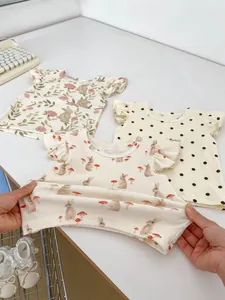 Détail de haut en coton doux pour bébé fille avec volants et imprimés de lapins mignons