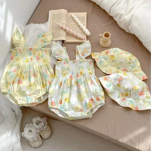 Floraler Baby-Mädchen-Strampler mit passenden Sonnenhüten und Spitzen-Schuhen