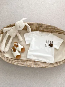 T-shirt in cotone per neonati con stampa di conigli e sandali bianchi a fascia