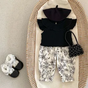 Ensemble 3 pièces fille avec haut à volants, pantalon floral et béret en laine