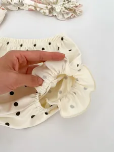 Détail de l'ouverture de jambe élastique à volants sur ce sarouel pour bébés
