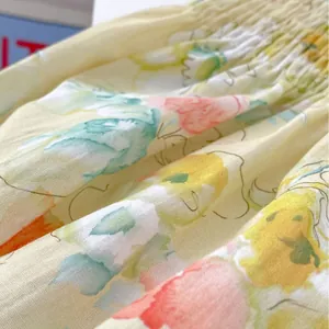 Baby Mädchen Blumen-Strampler mit Rüschenärmeln und gesmokter Taille im Detail