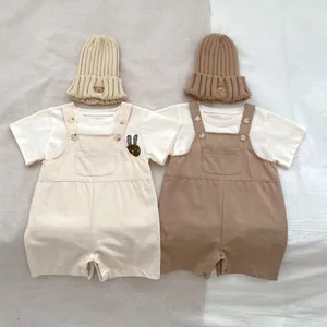 Completo neonato in cotone con berretto orso e salopette in denim con ricamo coniglio