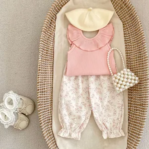 Ensemble d'été pour bébé fille avec pantalon floral et haut rose à volants doux