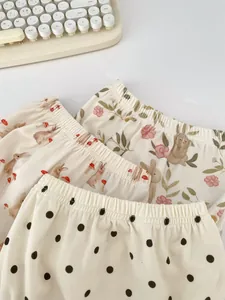 Détail de shorts en coton pour bébé avec taille élastique et imprimés lapin
