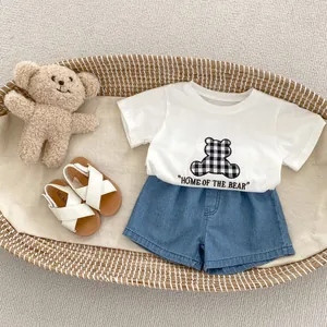 Completo estivo bimbo con t-shirt orsetto bianca e pantaloncini di jeans