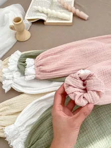 Détail du tissu en gaze de coton double épaisseur avec poignets en dentelle délicate