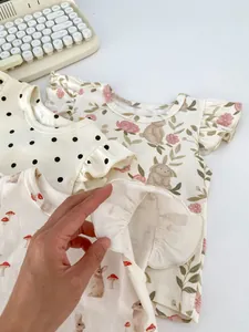 Détail de tenues d'été bébé fille avec manches volantées et imprimés lapins mignons