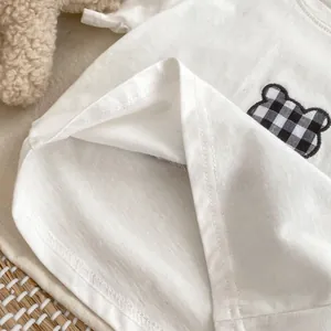 Completo estivo neonato con t-shirt in cotone bianco e orsetto, pantaloncini in denim