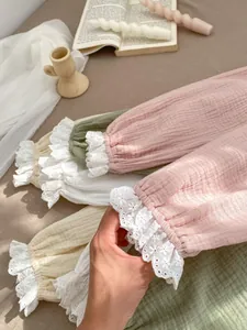 Détail des poignets élastiques à volants avec dentelle sur pantalon en gaze douce