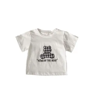 Completo neonato con t-shirt in cotone ricamo orsetto e pantaloncini in denim bianco