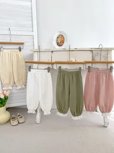 Détail de bloomers en gaze de coton en quatre couleurs avec dentelle et taille élastique