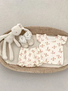 Tenue d'été pour bébé fille avec motifs de lapins et short à volants dans un panier