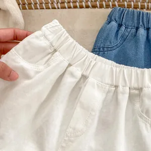 Μαλακό βρεφικό σορτς τζιν με ελαστική ψηλή μέση και πλαϊνές τσέπες σε κρεμ και μπλε χρώμα