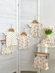 Détail d'un ensemble d'été bébé fille avec manches volantées et imprimés lapins mignons