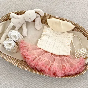 Conjunto de cuatro piezas para bebé niña con top de punto, tutú rosa, boina y zapatos