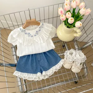 Kleinkinder Mädchen Baumwollshirt mit Spitzenkragen und Stickerei zu Denim-Shorts