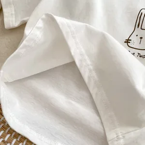 T-shirt bianca per neonati in cotone con stampa coniglio e dettagli delle cuciture