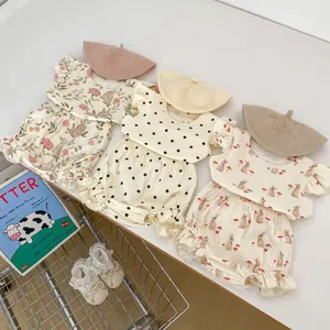 Ensemble de Vêtements d'Été pour Bébé Fille Imprimé Lapin Champignon Pois Haut à Manches Volantées et Short à Bordure en Dentelle