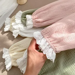 Pantalon en gaze de coton pour bébé avec poignets en dentelle blanche et couleurs pastel