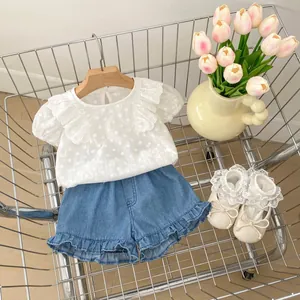 Mädchen Sommer-Set aus Baumwoll-Stickerei-Shirt und Denim-Shorts mit Rüschen im Korb