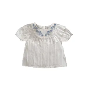Weiße Baby Mädchen Baumwollbluse mit blauer Stickerei und Rüschenkragen für Sommer