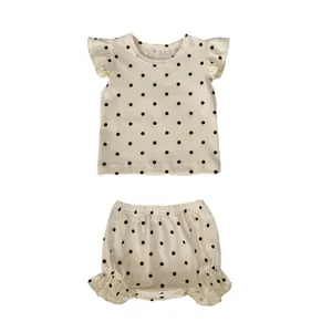 Ensemble d'été mignon pour bébé fille avec haut à pois à volants et short assorti