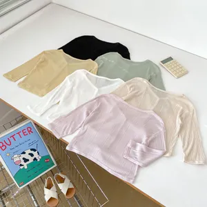 Dettaglio di maglie neonato in maglia a coste in vari colori pastello e texture