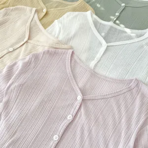 Dettaglio di cinque cardigan colorati con scollo a V in tessuto a coste e bottoni