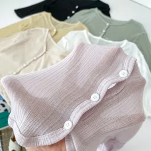 Cardigan in maglia leggera per bambina in tessuto a costine con chiusura a bottoni bianchi