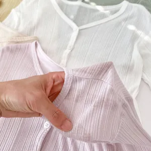 Dettaglio del tessuto in maglia a coste leggera con trama traspirante semitrasparente