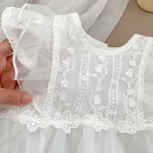Pelele para bebé niña en malla de encaje blanco con bordado floral y volantes