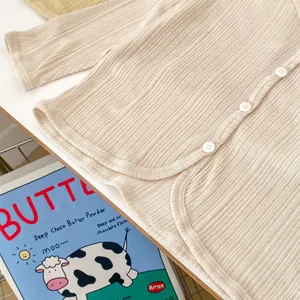 Cardigan beige a costine per neonati con orlo a onde e bottoni per l'estate
