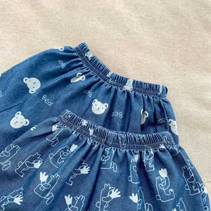 Dettaglio di pantaloncini di jeans per bambini con elastico in vita e stampe di orsi