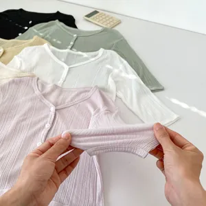Dettaglio del tessuto a maglia elastico in cinque colori per cardigan da bambina