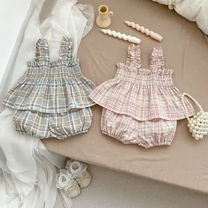 Detailansicht des karierten Baby-Sets mit Rüschenträgern in Blau und Rosa