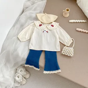 Completo da Bambina Dolce con Camicia a Maniche Lunghe Ricamata a Fungo e Coniglio e Pantaloni in Denim a Zampa