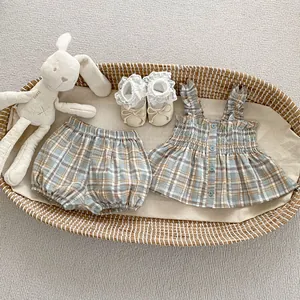 Detail von kariertem Sommer-Set für Mädchen mit Rüschentop und Pumphose im Weidenkorb