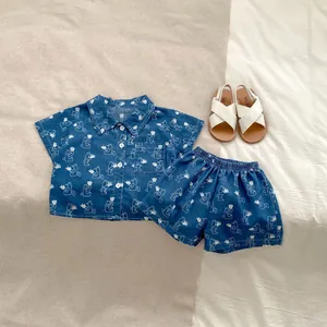 Dettaglio dell'anteprima del set in denim blu da bambino con camicia e pantaloncini