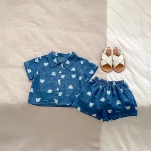 Dettaglio completo del set in denim per bambini con orsetti bianchi e pantaloncini