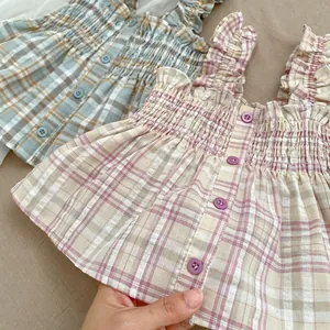 Detail von Mädchen Sommer-Karo-Set mit Rüschenträgern und gesmoktem Oberteil Stoff