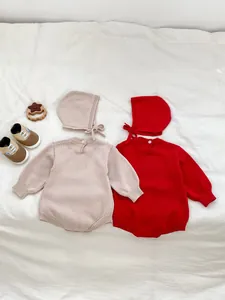 Barboteuses en tricot pour bébé en abricot et rouge avec bonnets assortis à plat