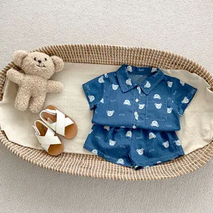 Completo in denim blu scuro per bambino con stampa orsetti e sandali bianchi