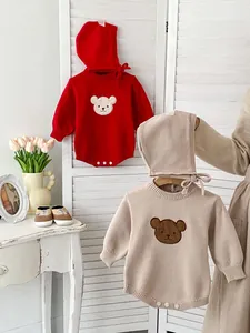 Détails de barboteuses tricotées pour bébé avec broderie ours et bonnets assortis beige et rouge