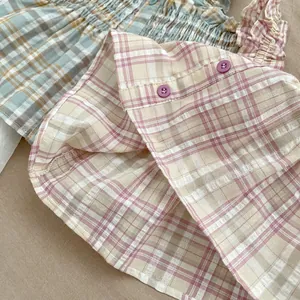 Detail von Mädchen Plaid Sommerset mit Rüschenkanten und lila runden Knöpfen